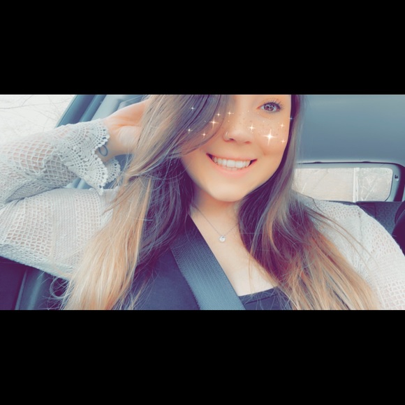 Meet your Posher, Courtney ✨ - Picture 1 of 1